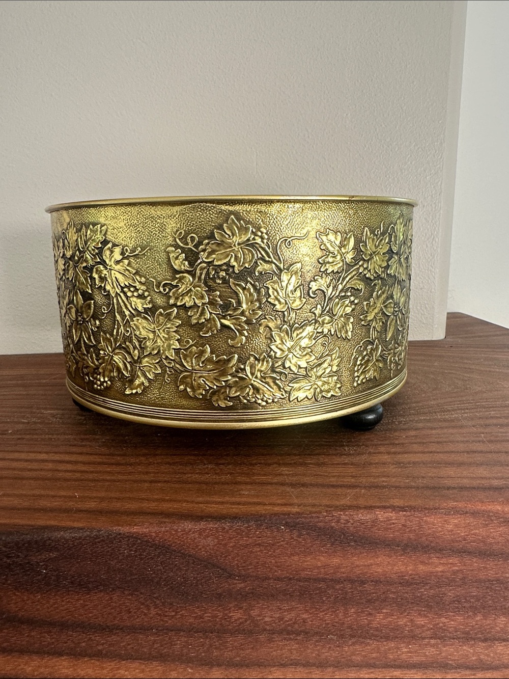 Vintage Guildcraft New York Embossed Grapevine Planter Wrap - Cachepot
